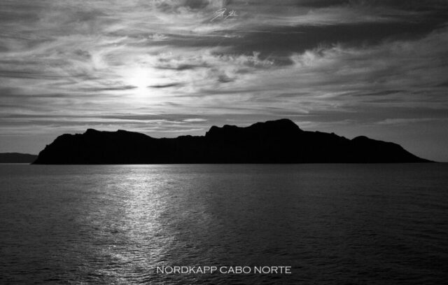 Fiordo con cascada en Noruega