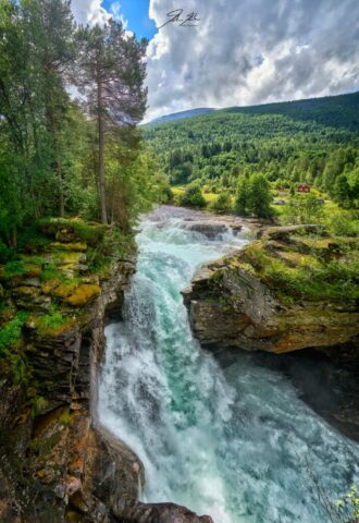 Cascada entre montañas verdes en Noruega