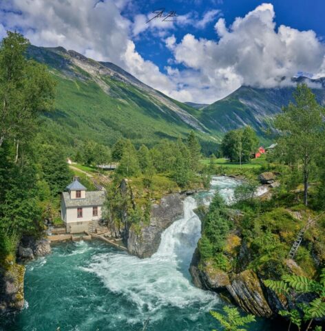 Río cristalino entre montañas noruegas
