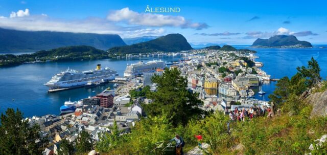 Reflejo de montañas en fiordo noruego