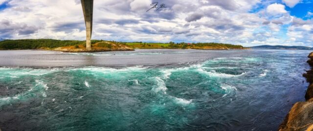 Montañas verdes con cascada en Noruega