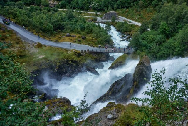 Playa cristalina con montañas en Troms, Noruega